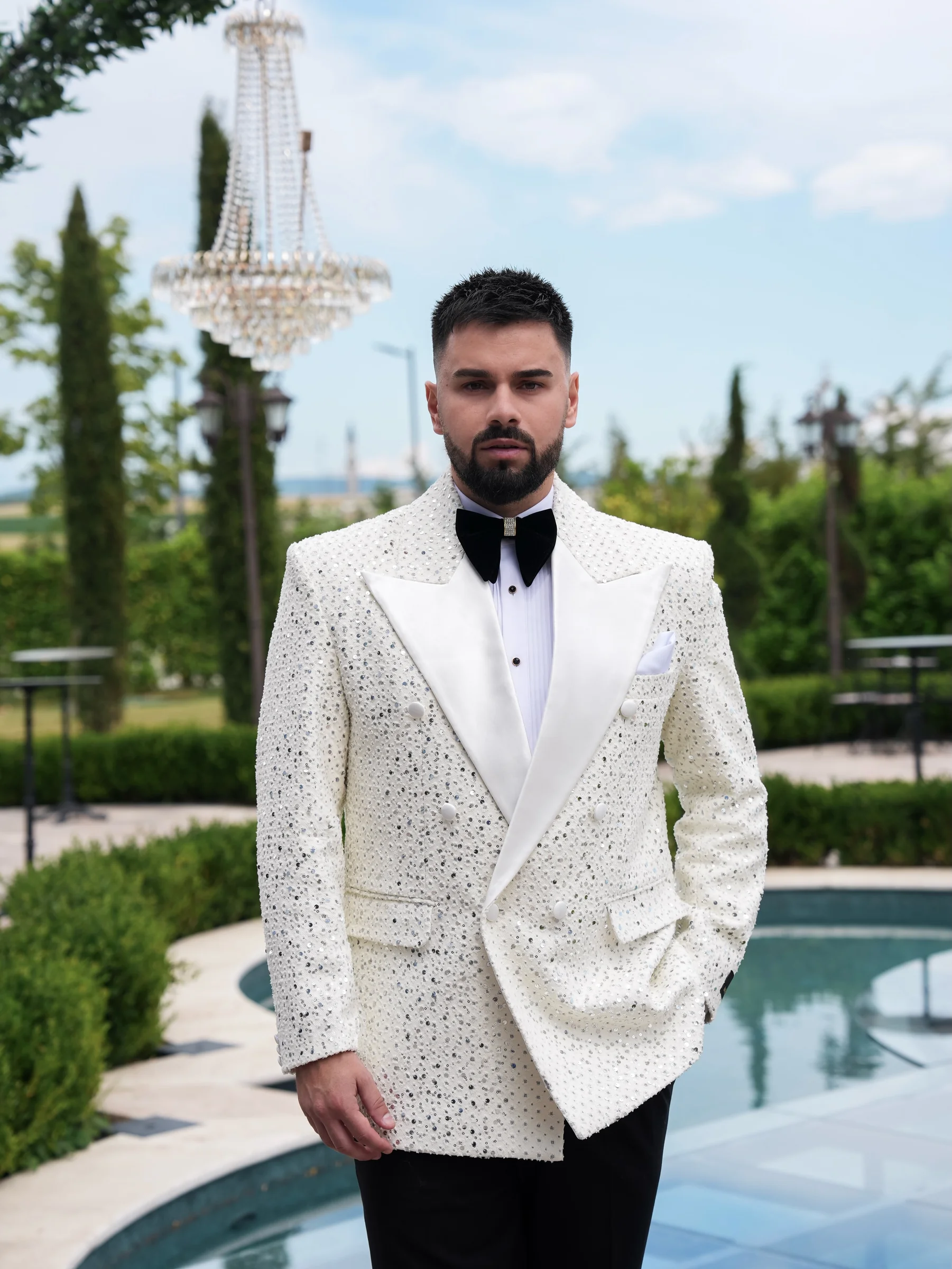 Paraqitje në ngjyrë ivory me xhaketë të dekoruar nga MR REX